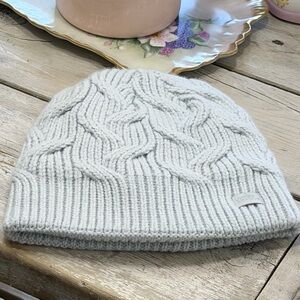 Under Armour Cable Knit Beanie. Around Town | Halo Gray | Women’s OS | EUC